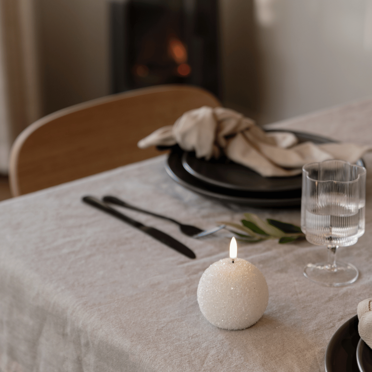 Brehn | WinterShine – Elegante LED Kerze im Schneekugel-Design