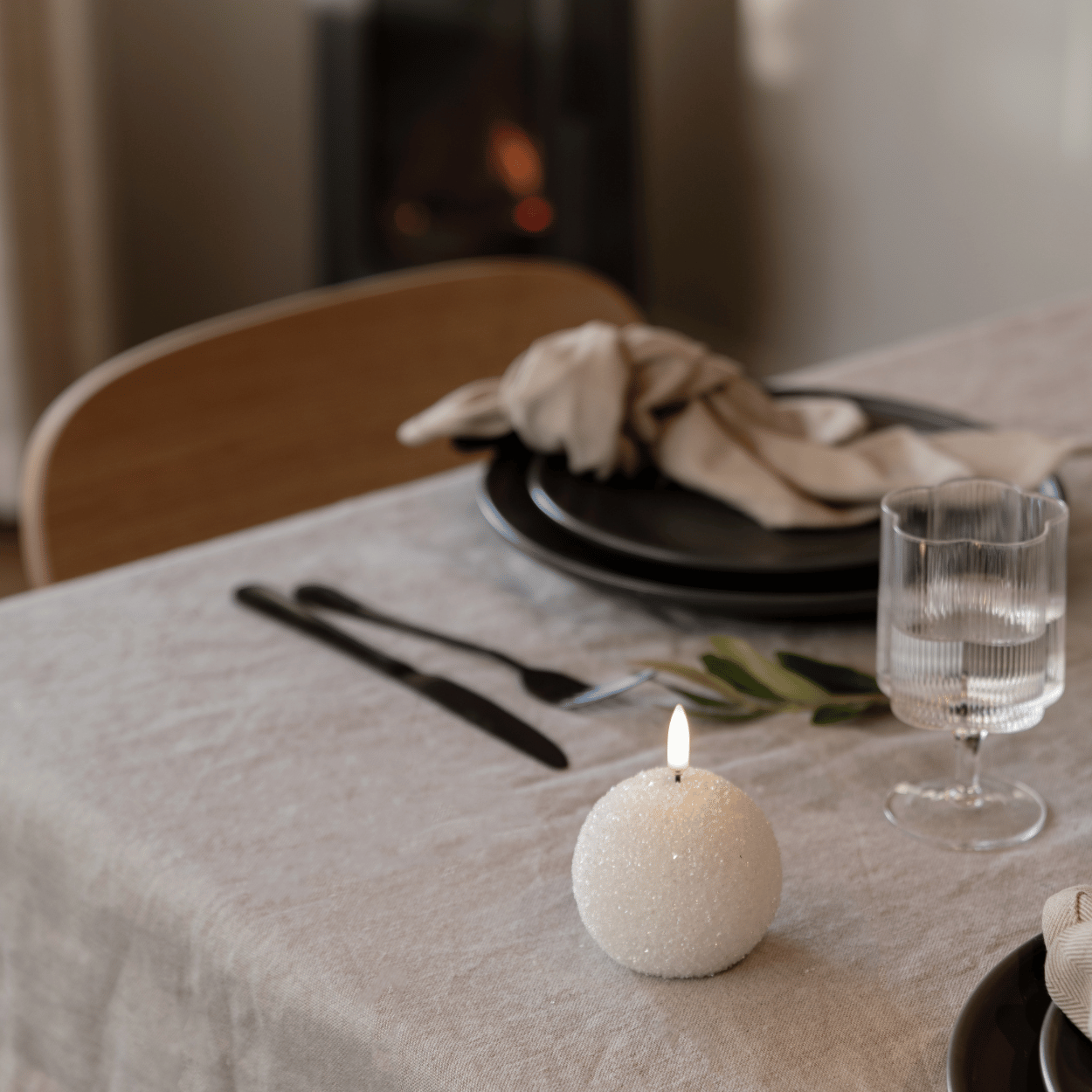 Brehn | WinterShine – Elegante LED Kerze im Schneekugel-Design