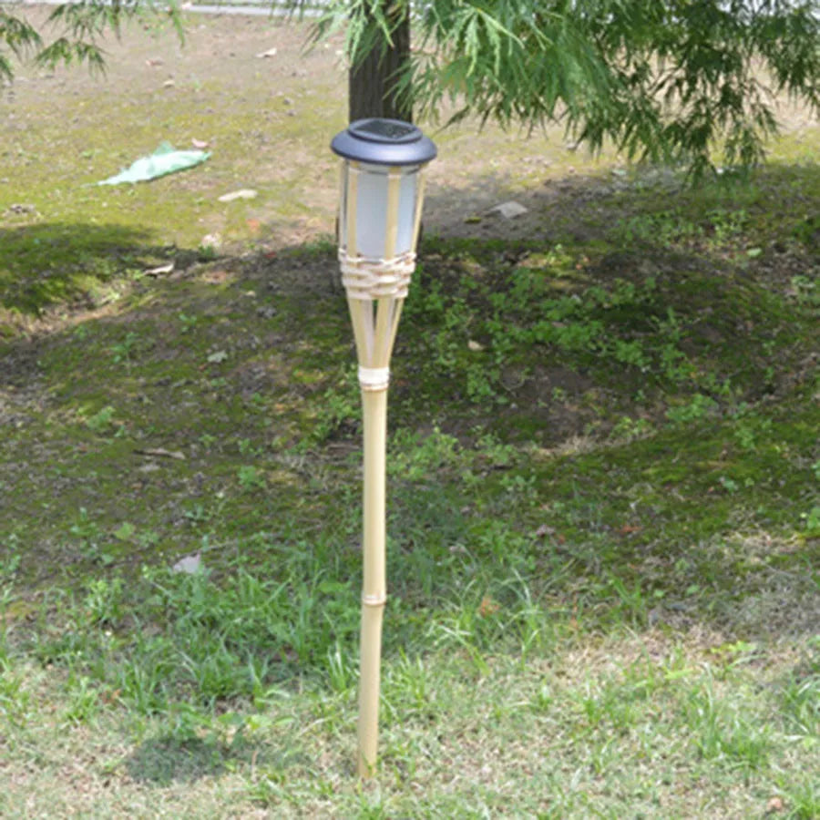 Solarbetriebene Gartenfackeln im Bambus-Design – Wetterfeste LED Deko Beleuchtung für Außen | Brehn