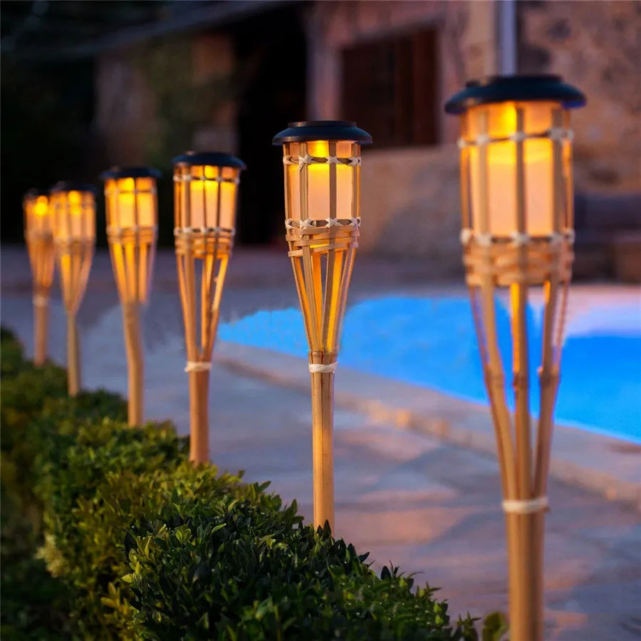 Solarbetriebene Gartenfackeln im Bambus-Design – Wetterfeste LED Deko Beleuchtung für Außen | Brehn