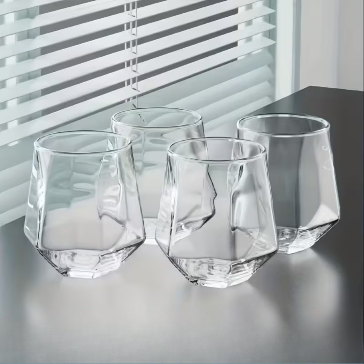 Transparentes Glas, 4-teiliges Set – Stilvolles und dekoratives Design | 300 ml Glas für Wasser, Saft und Tee