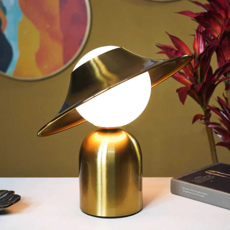 Brehn | Luxuriöse Metall Tischlampe - GoldAura