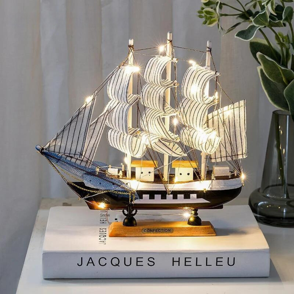 Brehn | Royaleva Nordic Holz Segelboot Skulptur - LED beleuchtetes Dekorstück, batteriebetrieben