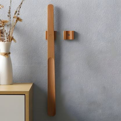Langer Holzschuhanzieher mit Magnet und Wandhalter 55 cm | Brehn