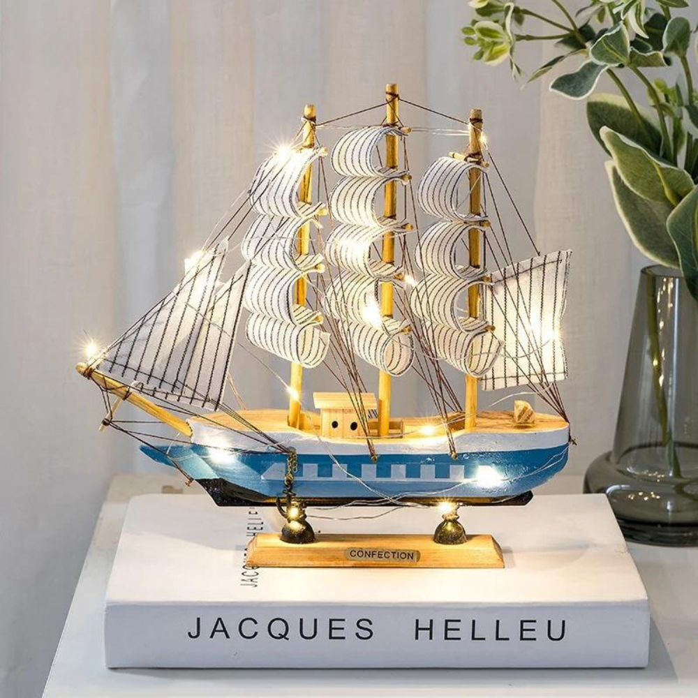 Brehn | Royaleva Nordic Holz Segelboot Skulptur - LED beleuchtetes Dekorstück, batteriebetrieben