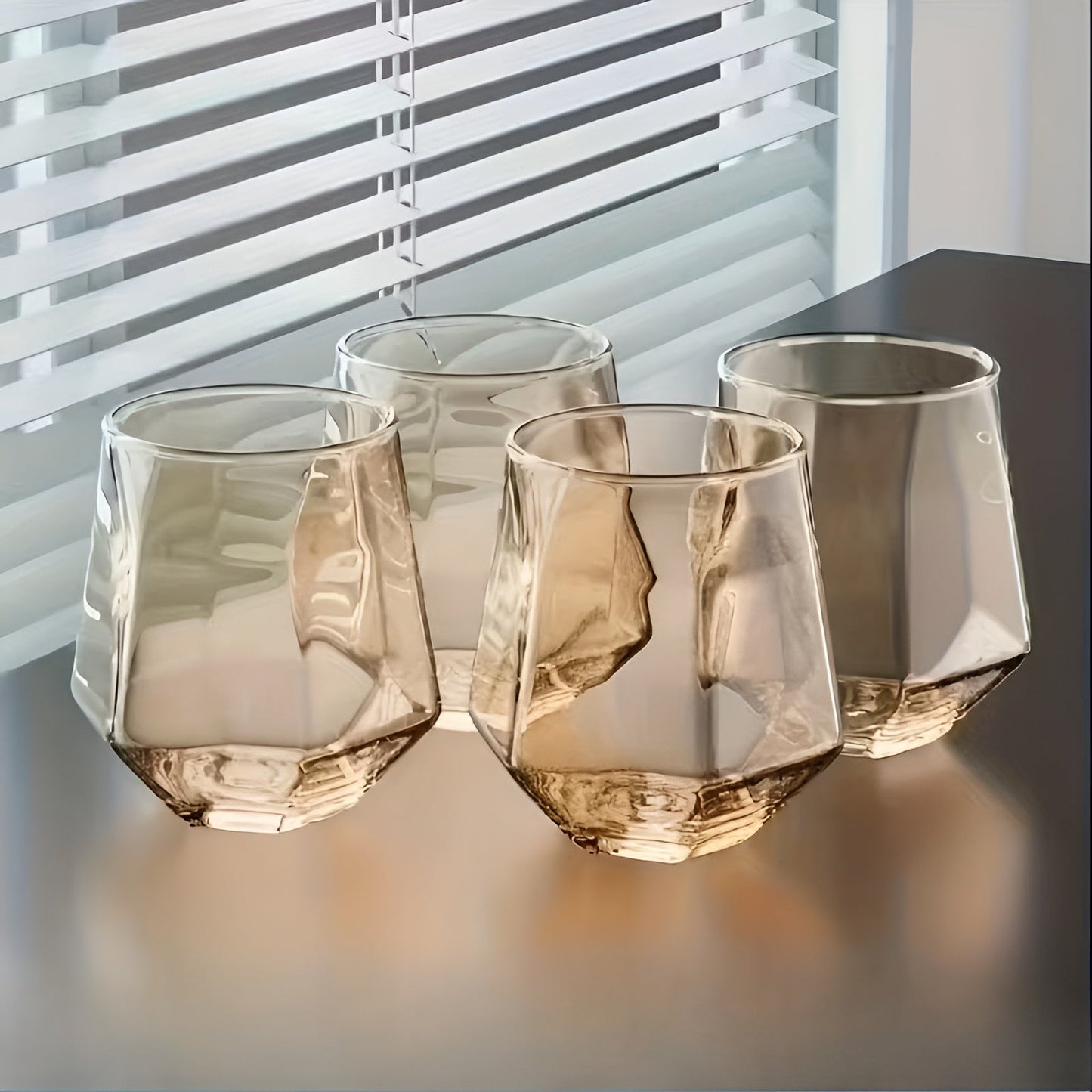 Transparentes Glas, 4-teiliges Set – Stilvolles und dekoratives Design | 300 ml Glas für Wasser, Saft und Tee