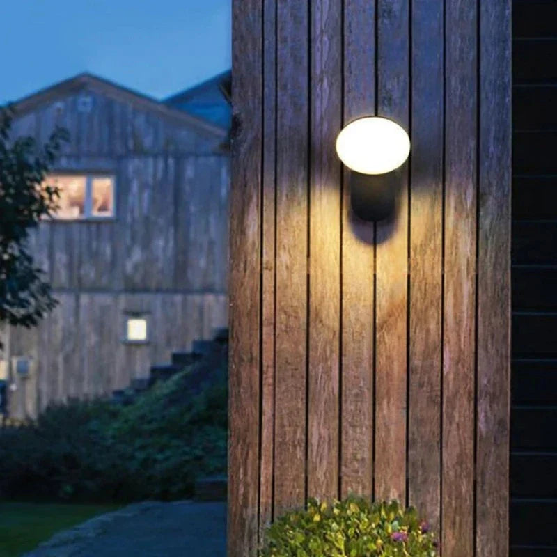 Moderne LED Verandaleuchte mit Bewegungsmelder - Wasserdichte Außenbeleuchtung, energiesparend, ideal für Terrasse und Eingang | Brehn