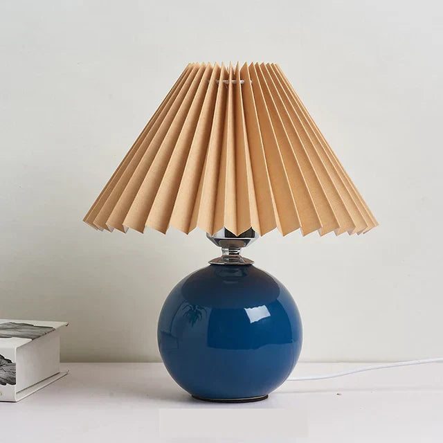 Leuchtendes Erbe: Vintage-Tischleuchte mit plissiertem Schirm – Elegante antike Retro-Nachttischbeleuchtung