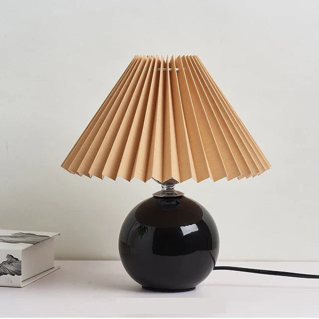 Leuchtendes Erbe: Vintage-Tischleuchte mit plissiertem Schirm – Elegante antike Retro-Nachttischbeleuchtung