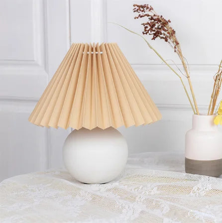 Leuchtendes Erbe: Vintage-Tischleuchte mit plissiertem Schirm – Elegante antike Retro-Nachttischbeleuchtung