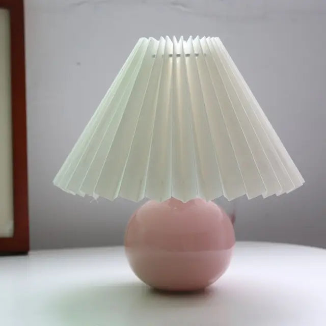 Leuchtendes Erbe: Vintage-Tischleuchte mit plissiertem Schirm – Elegante antike Retro-Nachttischbeleuchtung