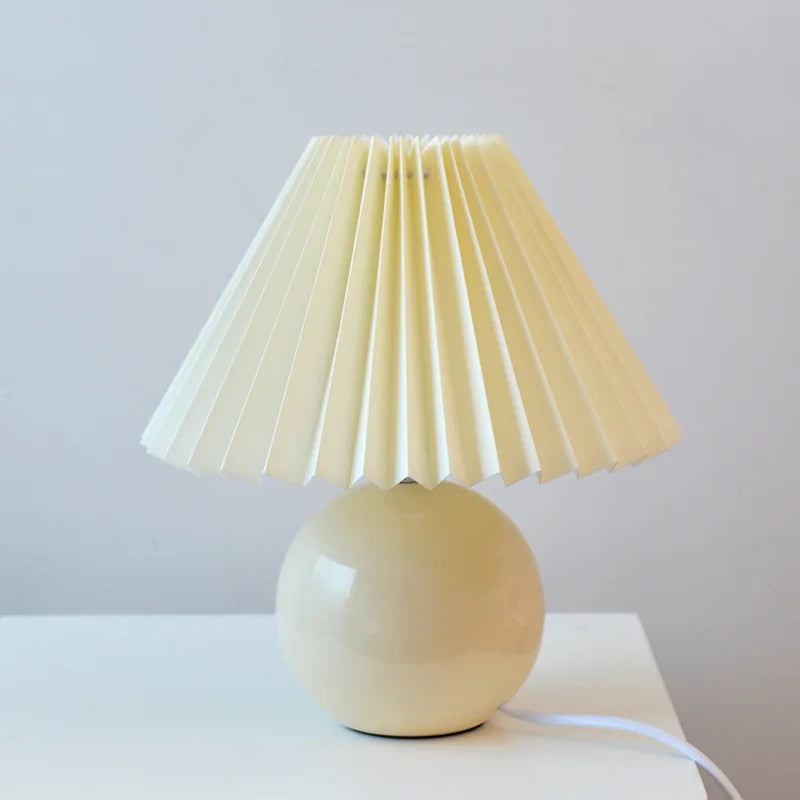 Leuchtendes Erbe: Vintage-Tischleuchte mit plissiertem Schirm – Elegante antike Retro-Nachttischbeleuchtung