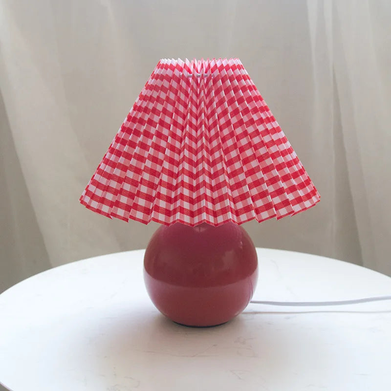 Leuchtendes Erbe: Vintage-Tischleuchte mit plissiertem Schirm – Elegante antike Retro-Nachttischbeleuchtung