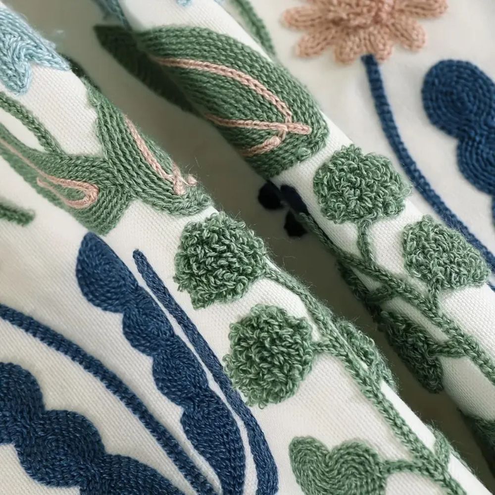 Kissenbezug mit Vintage-Stickerei (botanische Stickerei)
