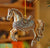 Brehn | Vintage Acrylic Horse Ornament für festliche Dekoration – Klassisches Pferd in Sprungposition