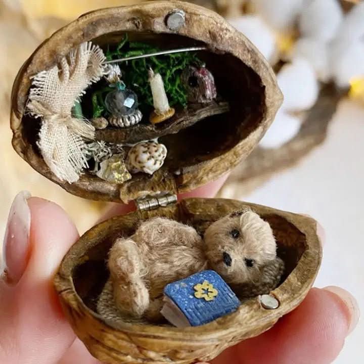Handgefertigtes Puppenhaus aus Walnussschalen mit Innenbeleuchtung
