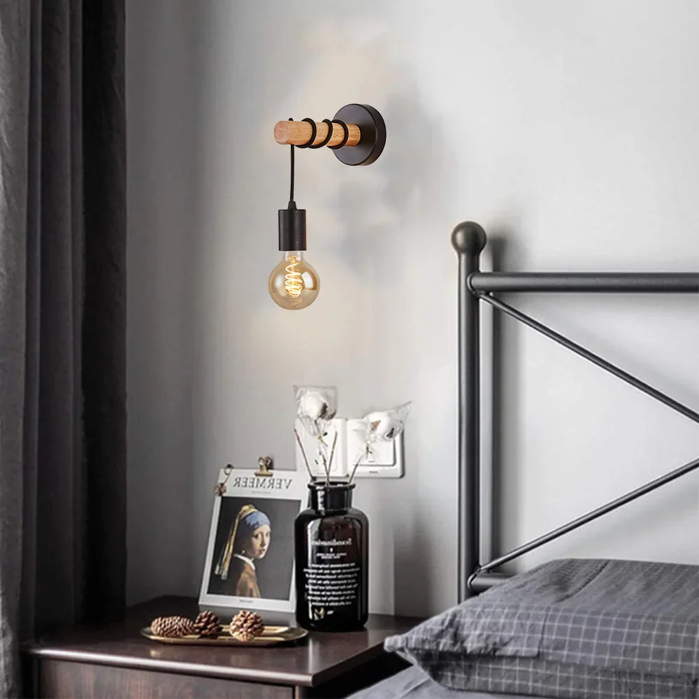 Schwarze industrielle Wand-Nachttischlampe mit Holzsockel | Brehn