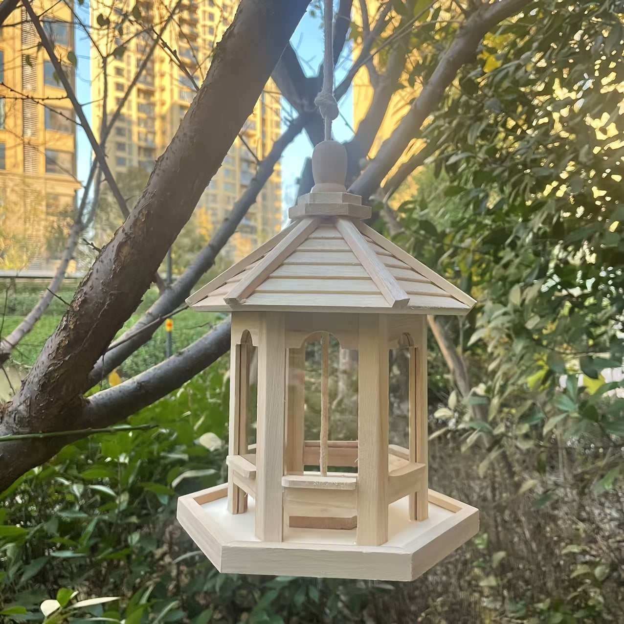 SkyPerch Nest - Hängendes Vogelhaus aus Holz von PaintaBrehne