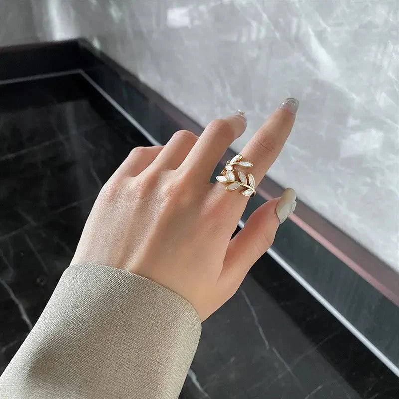 Brehn | Verstellbarer eleganter Goldblatt-Ring