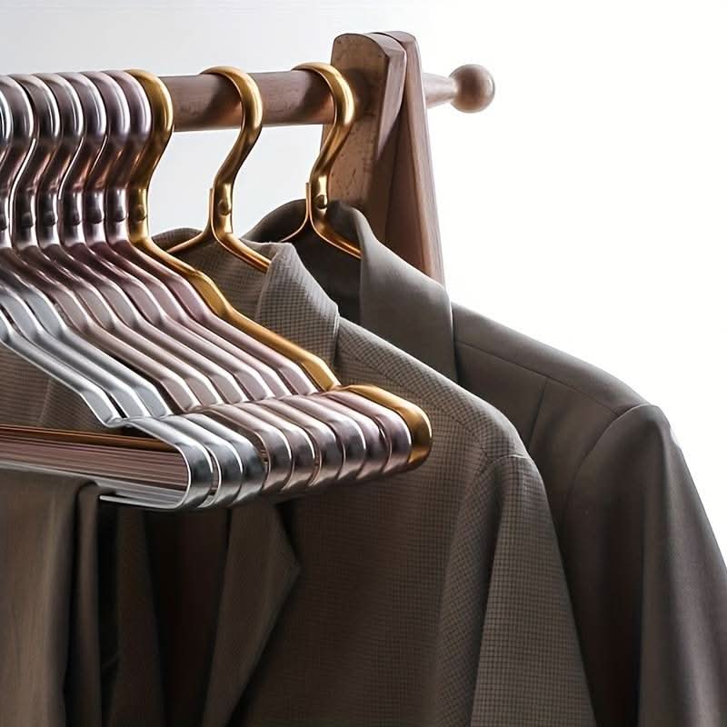 Hochwertige Kleiderbügel aus Messing für elegante Garderobe