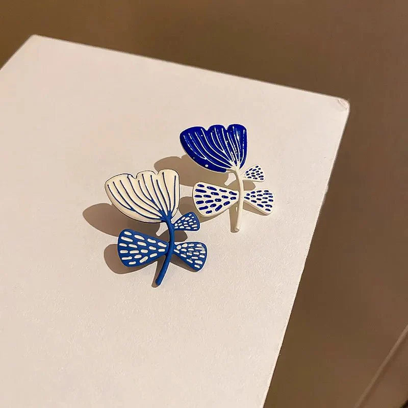 Brehn | Künstlerische Blau- und Weiße Blütenohrringe
