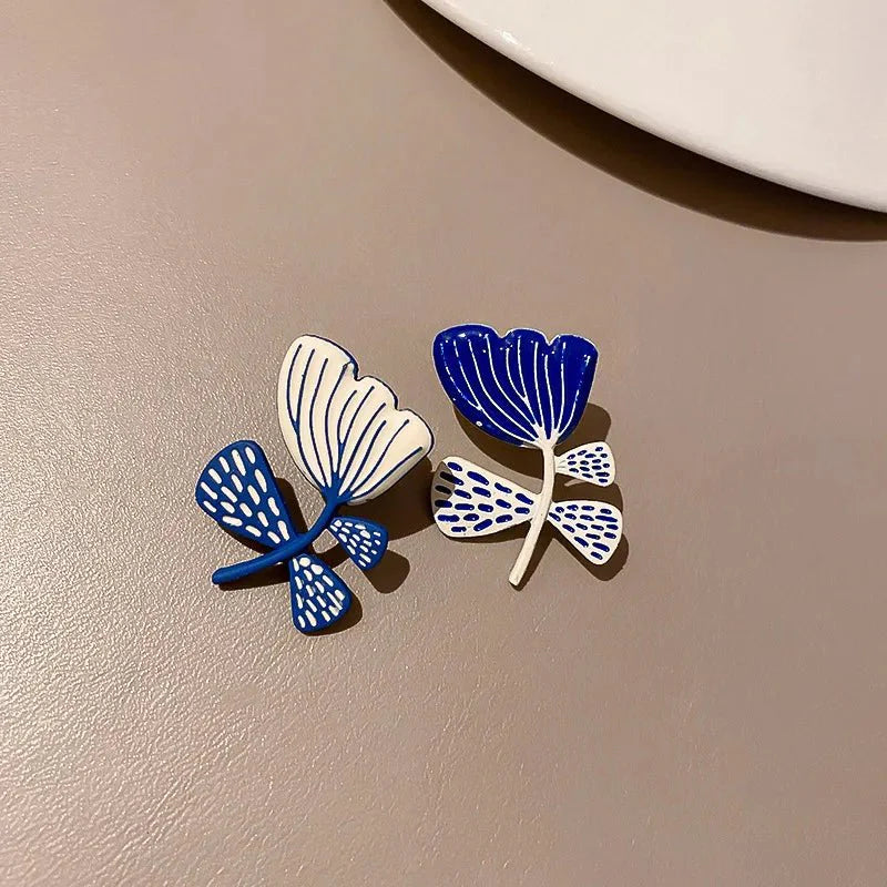 Brehn | Künstlerische Blau- und Weiße Blütenohrringe