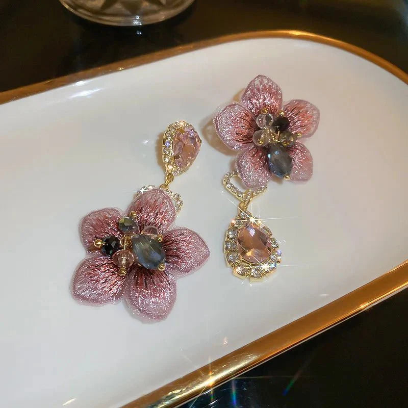 Brehn | Asymmetrische orientalische Hibiskus-Kristallohrringe