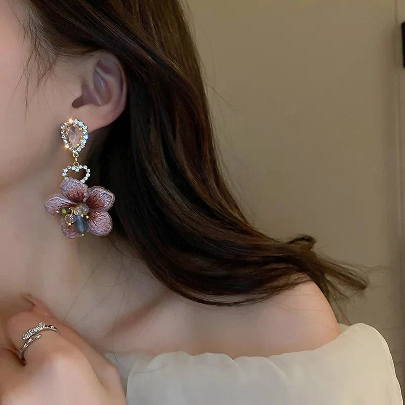 Brehn | Asymmetrische orientalische Hibiskus-Kristallohrringe
