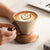 BaristaLuxe Keramische Kaffeetasse 250ml – Handgemacht mit Holzgriff und Untersetzer | Brehn