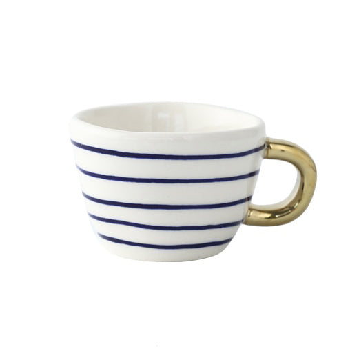 Tasse mit abstraktem geometrischen Muster und goldenem Henkel
