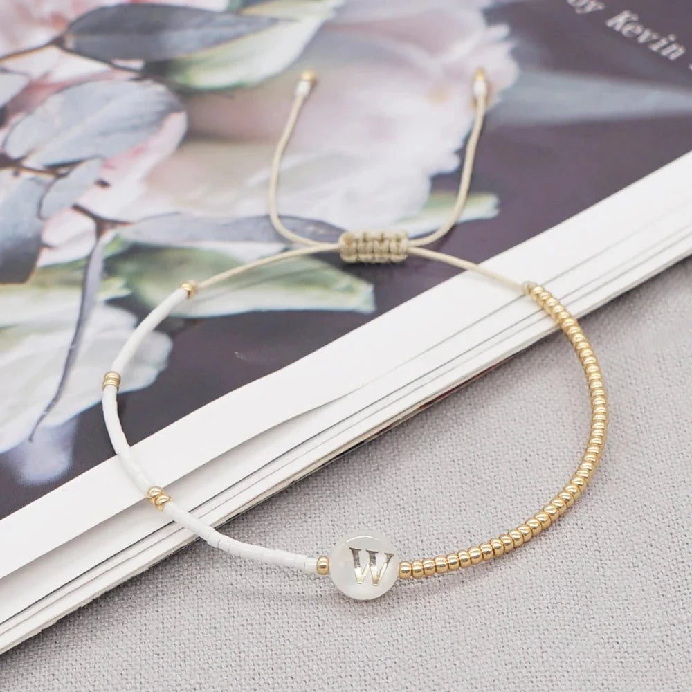 Brehn | Boho Weiß & Gold Perlen Buchstaben Initial Perlen Armbänder