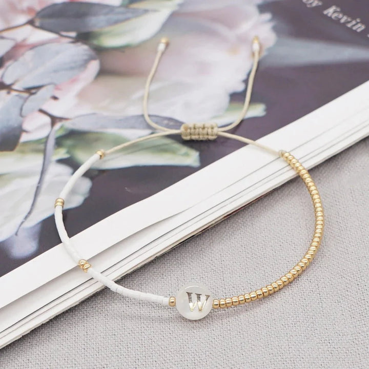 Brehn | Boho Weiß & Gold Perlen Buchstaben Initial Perlen Armbänder