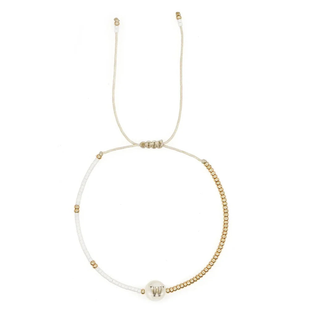 Brehn | Boho Weiß & Gold Perlen Buchstaben Initial Perlen Armbänder