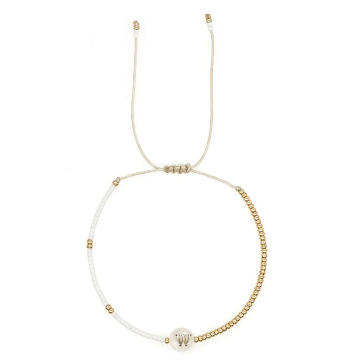 Brehn | Boho Weiß & Gold Perlen Buchstaben Initial Perlen Armbänder