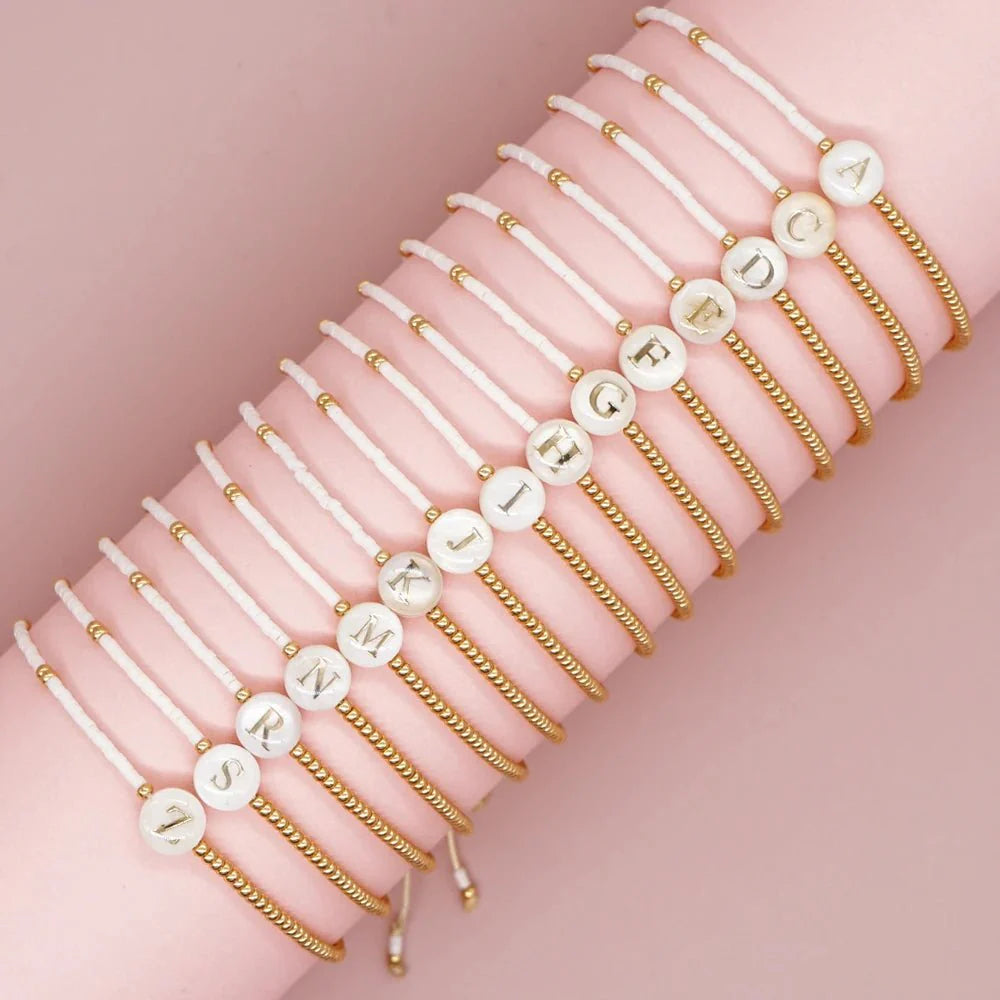 Brehn | Boho Weiß & Gold Perlen Buchstaben Initial Perlen Armbänder