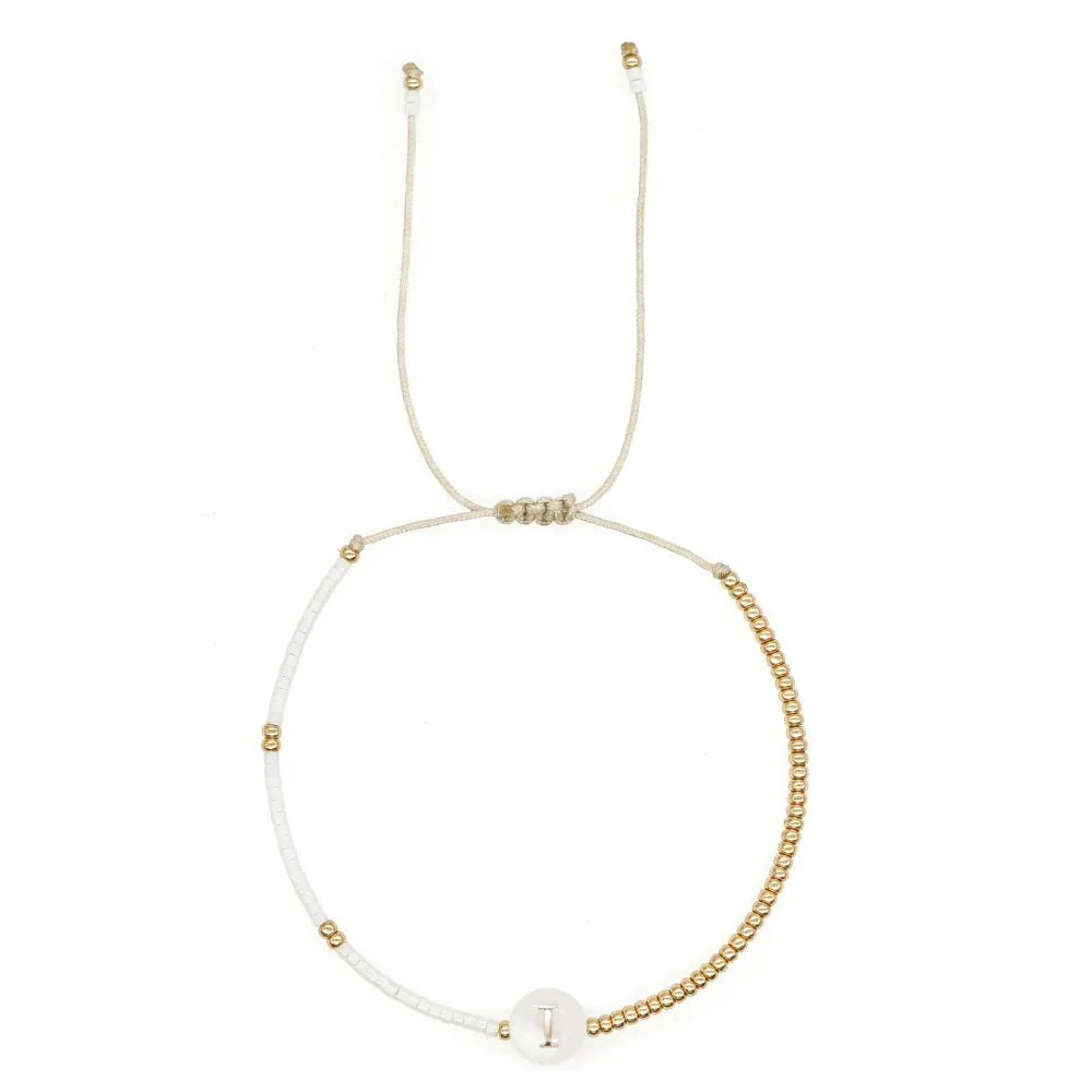 Brehn | Boho Weiß & Gold Perlen Buchstaben Initial Perlen Armbänder