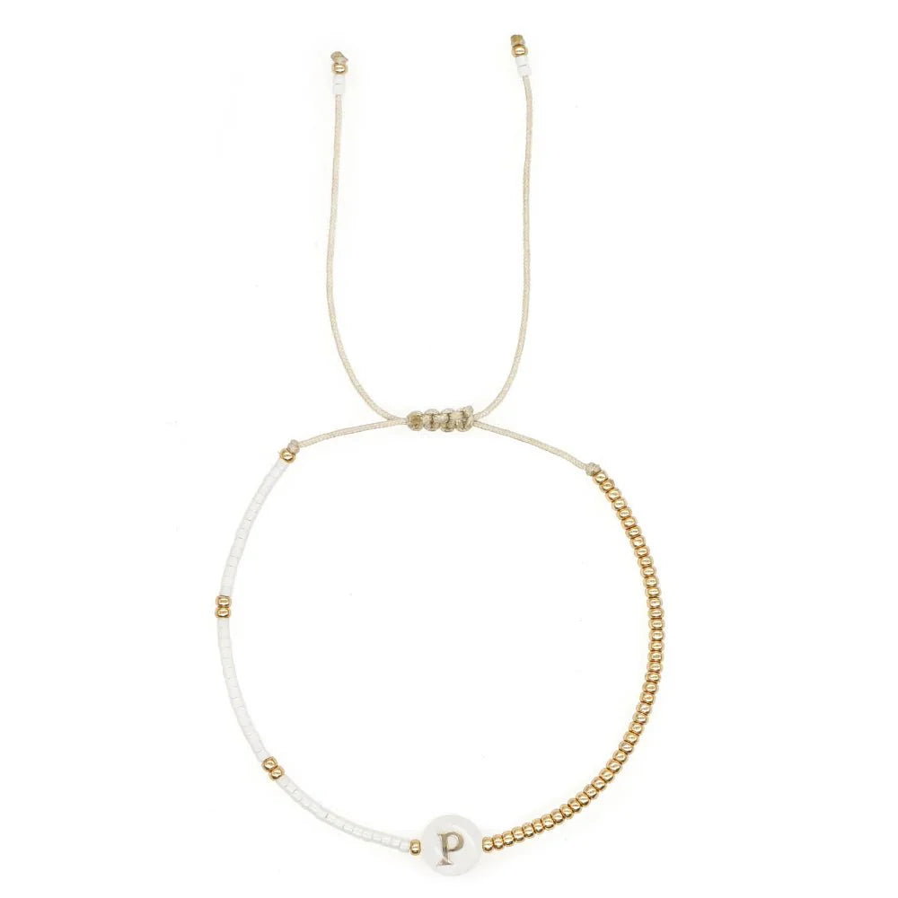 Brehn | Boho Weiß & Gold Perlen Buchstaben Initial Perlen Armbänder