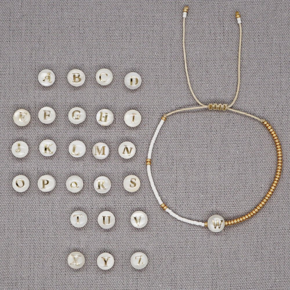 Brehn | Boho Weiß & Gold Perlen Buchstaben Initial Perlen Armbänder