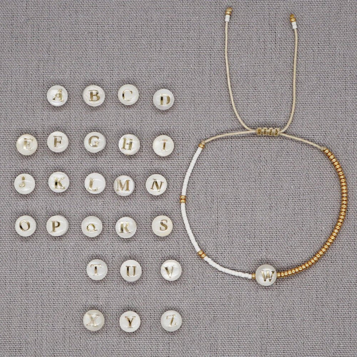 Brehn | Boho Weiß & Gold Perlen Buchstaben Initial Perlen Armbänder