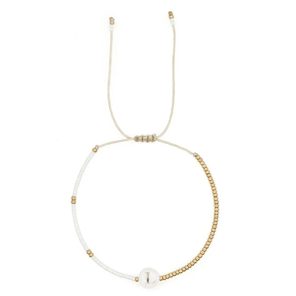 Brehn | Boho Weiß & Gold Perlen Buchstaben Initial Perlen Armbänder