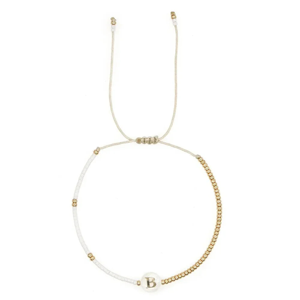 Brehn | Boho Weiß & Gold Perlen Buchstaben Initial Perlen Armbänder