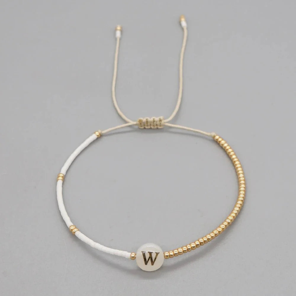 Brehn | Boho Weiß & Gold Perlen Buchstaben Initial Perlen Armbänder