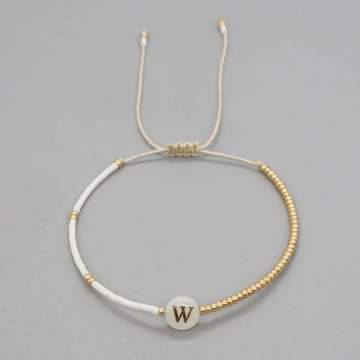 Brehn | Boho Weiß & Gold Perlen Buchstaben Initial Perlen Armbänder