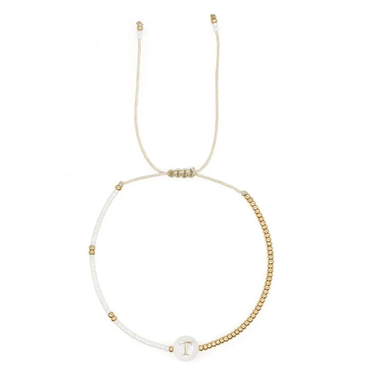 Brehn | Boho Weiß & Gold Perlen Buchstaben Initial Perlen Armbänder