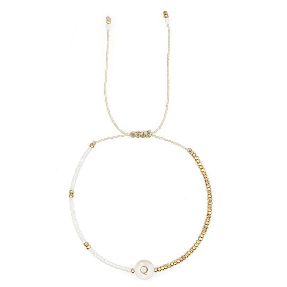 Brehn | Boho Weiß & Gold Perlen Buchstaben Initial Perlen Armbänder
