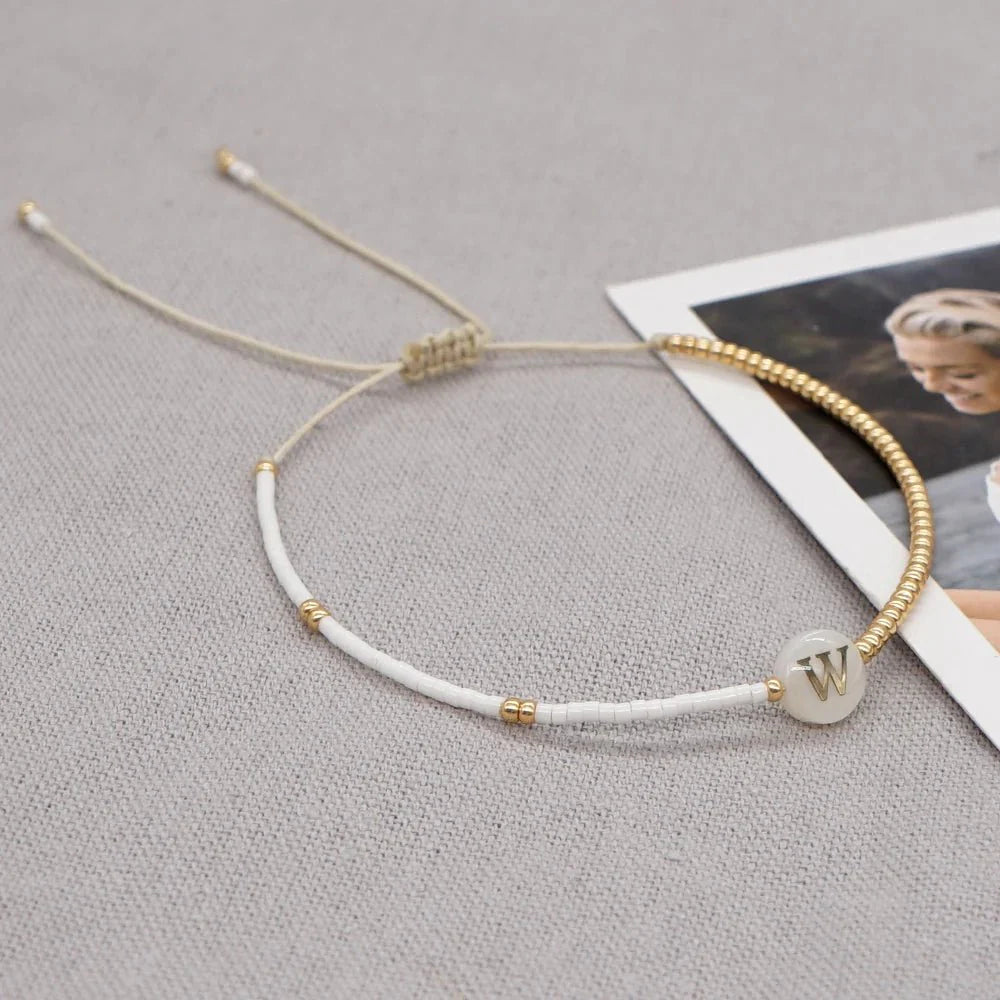 Brehn | Boho Weiß & Gold Perlen Buchstaben Initial Perlen Armbänder