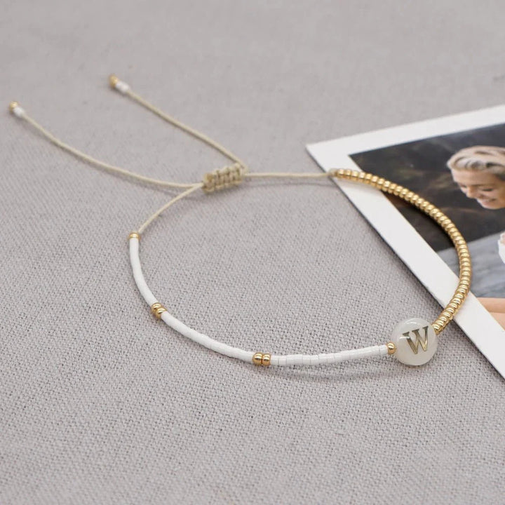 Brehn | Boho Weiß & Gold Perlen Buchstaben Initial Perlen Armbänder
