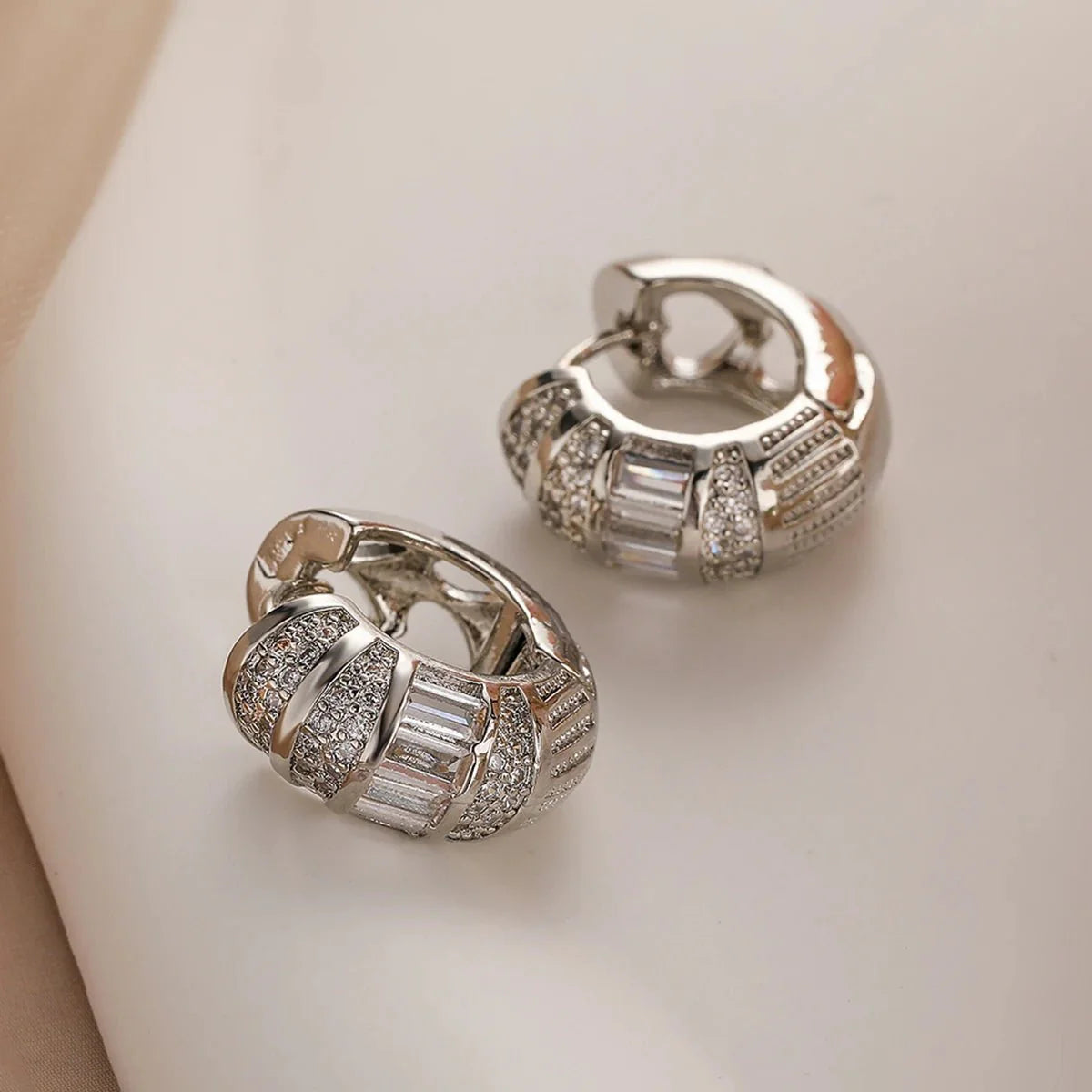 Brehn | Bold Baguette Scatter-Diamant-Hoop-Ohrringe