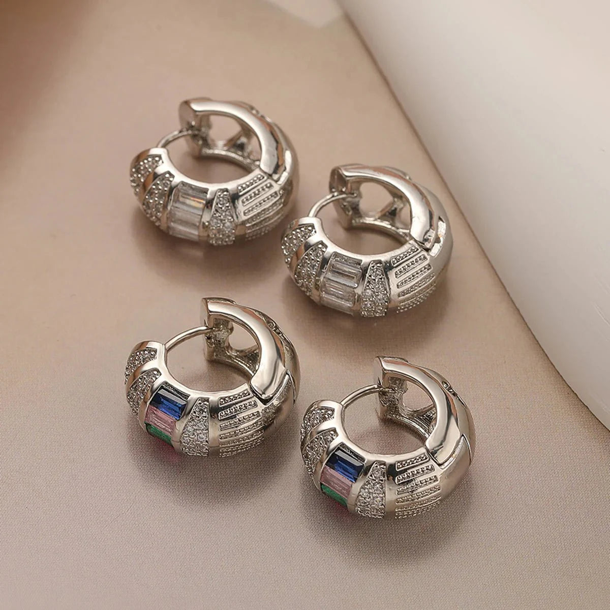 Brehn | Bold Baguette Scatter-Diamant-Hoop-Ohrringe