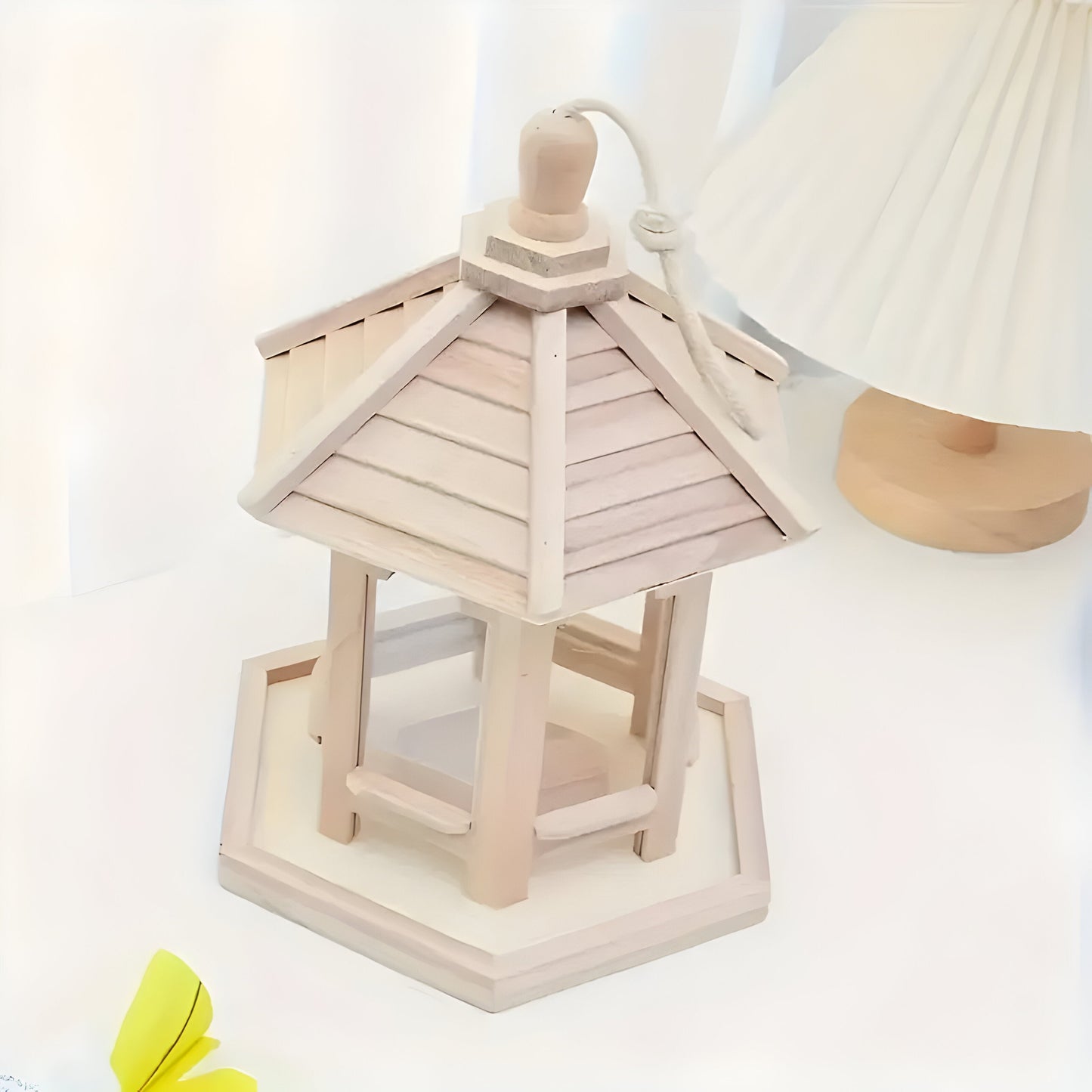 SkyPerch Nest - Hängendes Vogelhaus aus Holz von PaintaBrehne